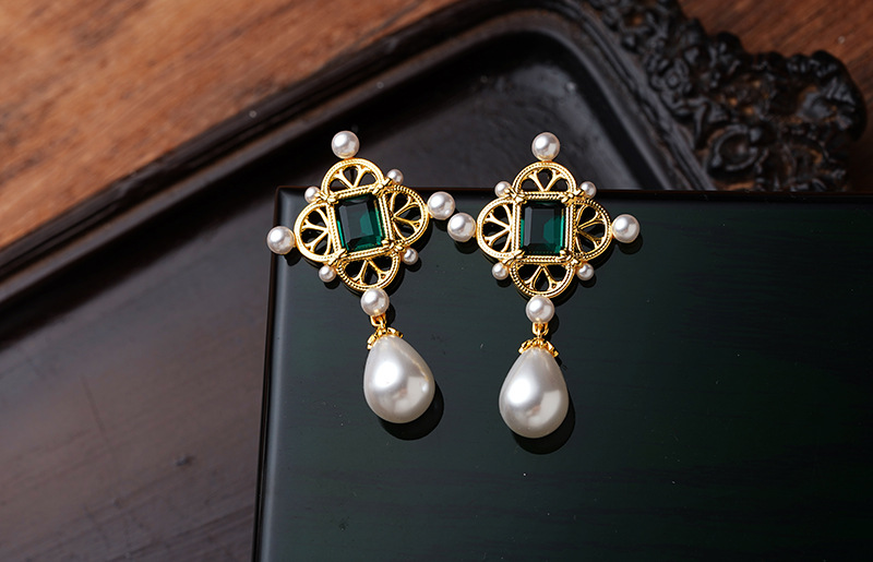 1 Pair Elegant Retro French Style Geometric Hollow Out Inlay Copper Artificial Pearls Zircon 18K Gold Plated Drop Earrings display picture 2