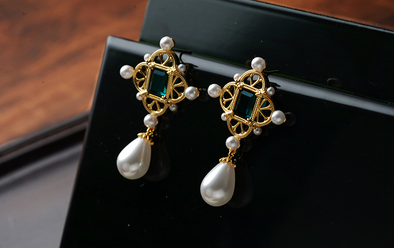 1 Pair Elegant Retro French Style Geometric Hollow Out Inlay Copper Artificial Pearls Zircon 18K Gold Plated Drop Earrings display picture 3