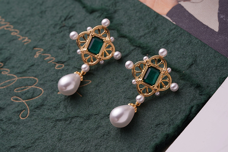 1 Pair Elegant Retro French Style Geometric Hollow Out Inlay Copper Artificial Pearls Zircon 18K Gold Plated Drop Earrings display picture 5