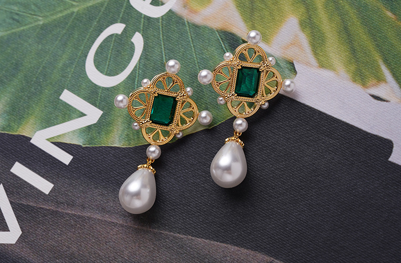1 Pair Elegant Retro French Style Geometric Hollow Out Inlay Copper Artificial Pearls Zircon 18K Gold Plated Drop Earrings display picture 4
