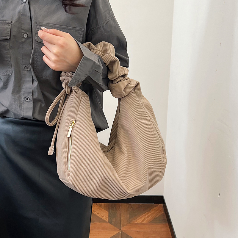 امرأة سروال قصير اللون الصامد نمط خمر شكل وسادة سحاب البنطلون حقيبة الإبط display picture 3