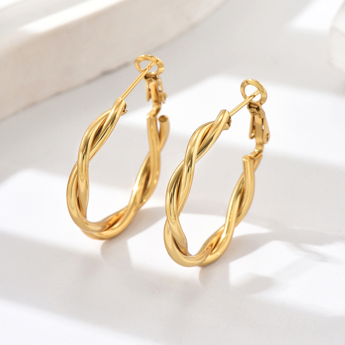 1 Pair Sweet Pastoral Simple Style Twist 201 Stainless Steel 18K Gold Plated Earrings display picture 1