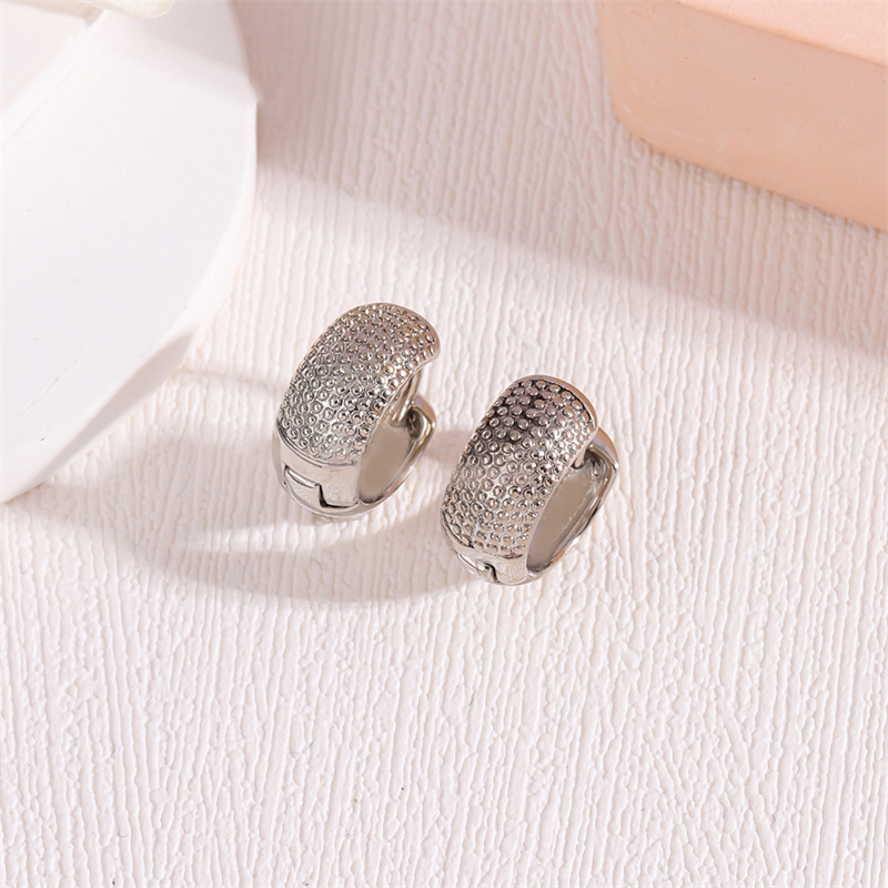 1 Pair Simple Style Solid Color Grid Hollow Out Brass Rhodium Plated Earrings display picture 7