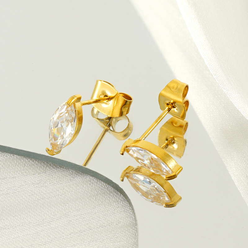1 Pair Queen Shiny Heart Shape Crown Inlay 304 Stainless Steel Zircon 18K Gold Plated Ear Studs display picture 11