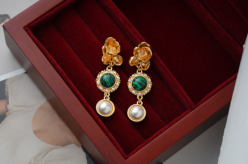 1 Pair Elegant Vintage Style Flower Inlay Copper Artificial Pearls Malachite 18K Gold Plated Drop Earrings display picture 1