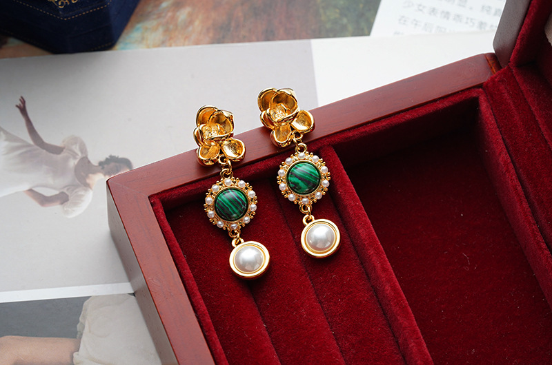 1 Pair Elegant Vintage Style Flower Inlay Copper Artificial Pearls Malachite 18K Gold Plated Drop Earrings display picture 3