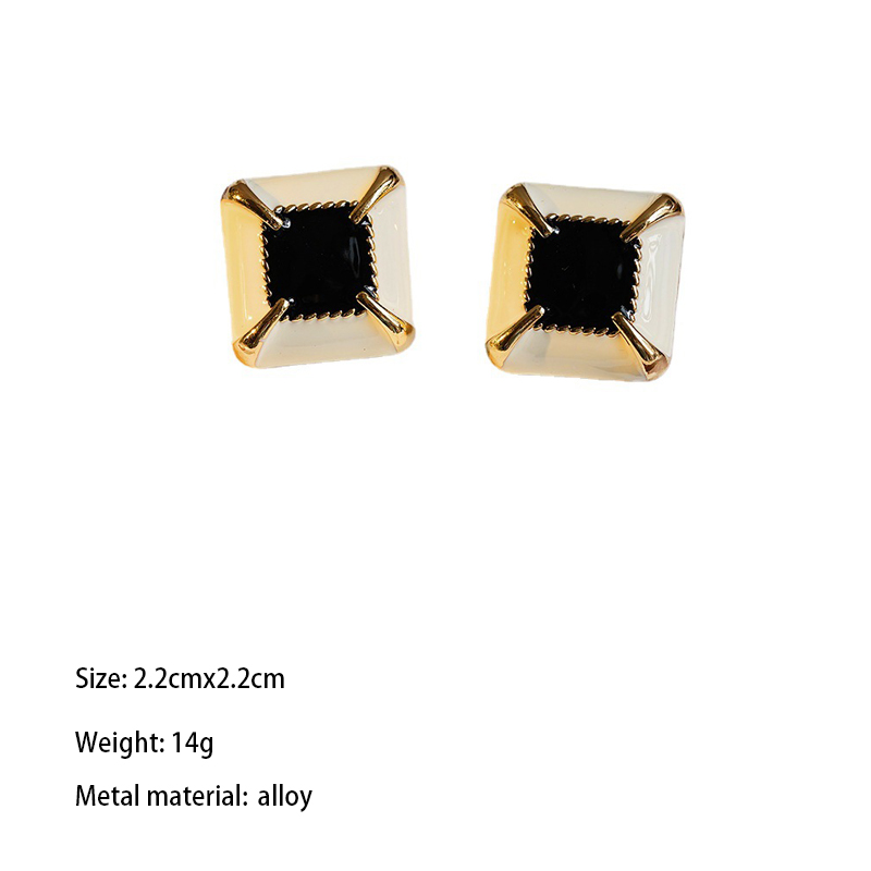 1 Pair Elegant Retro Luxurious Square Alloy 18K Gold Plated Ear Studs display picture 5