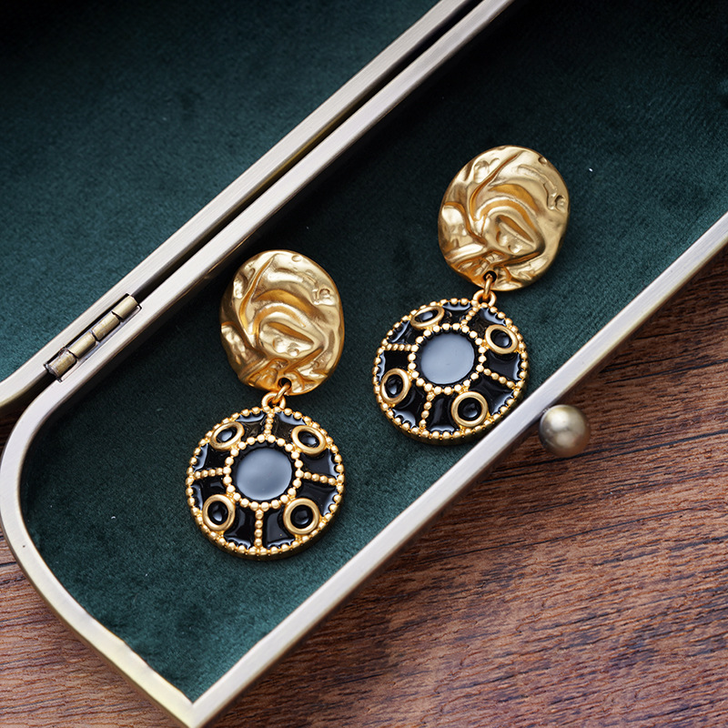 1 Pair Elegant Vintage Style French Style Round Enamel Pleated Alloy 18K Gold Plated Drop Earrings display picture 3