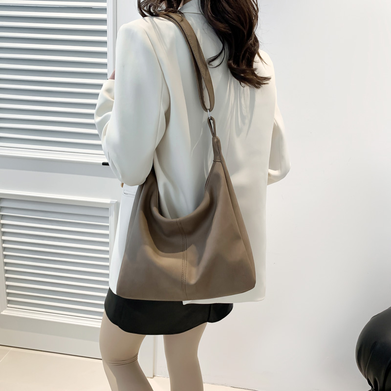 Women's Pu Leather Solid Color Vintage Style Classic Style Zipper Underarm Bag display picture 5