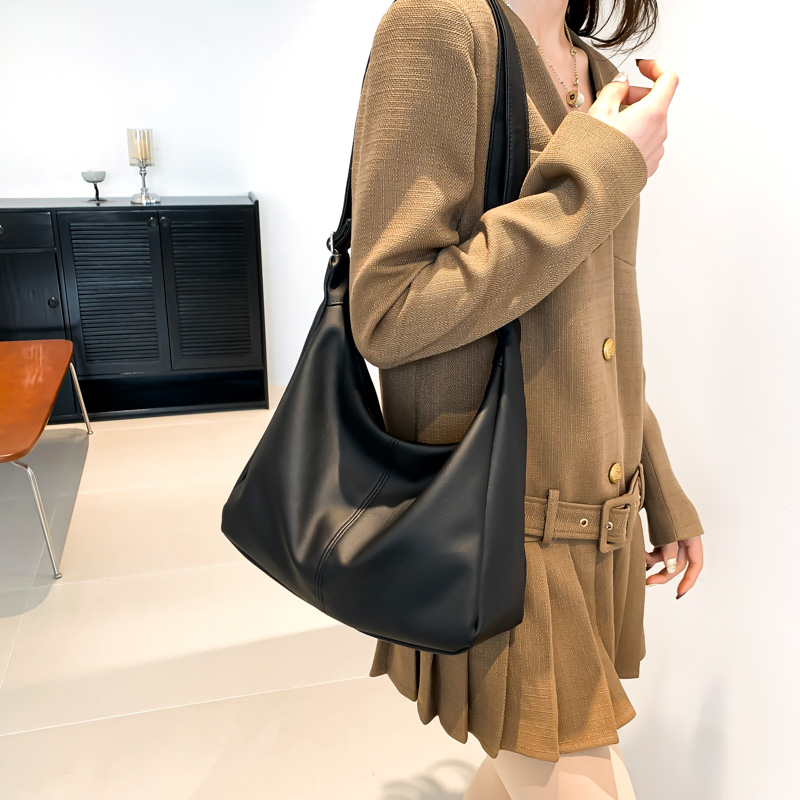 Women's Pu Leather Solid Color Vintage Style Classic Style Zipper Underarm Bag display picture 10