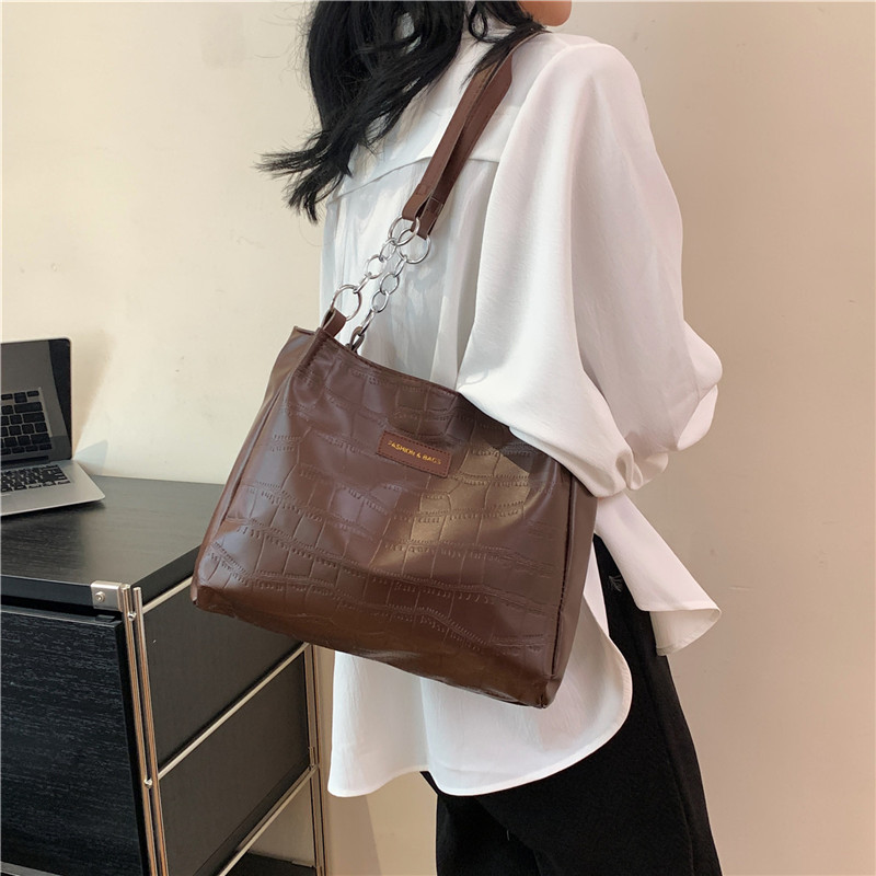 Women's Pu Leather Solid Color Classic Style Zipper Shoulder Bag display picture 5
