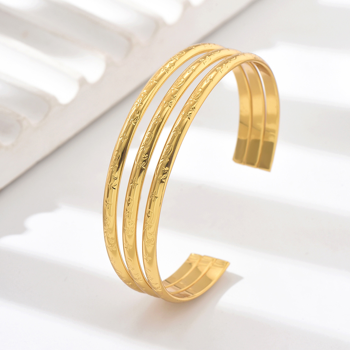 Elegant Simple Style Solid Color 201 Stainless Steel 18K Gold Plated Bangle In Bulk display picture 1