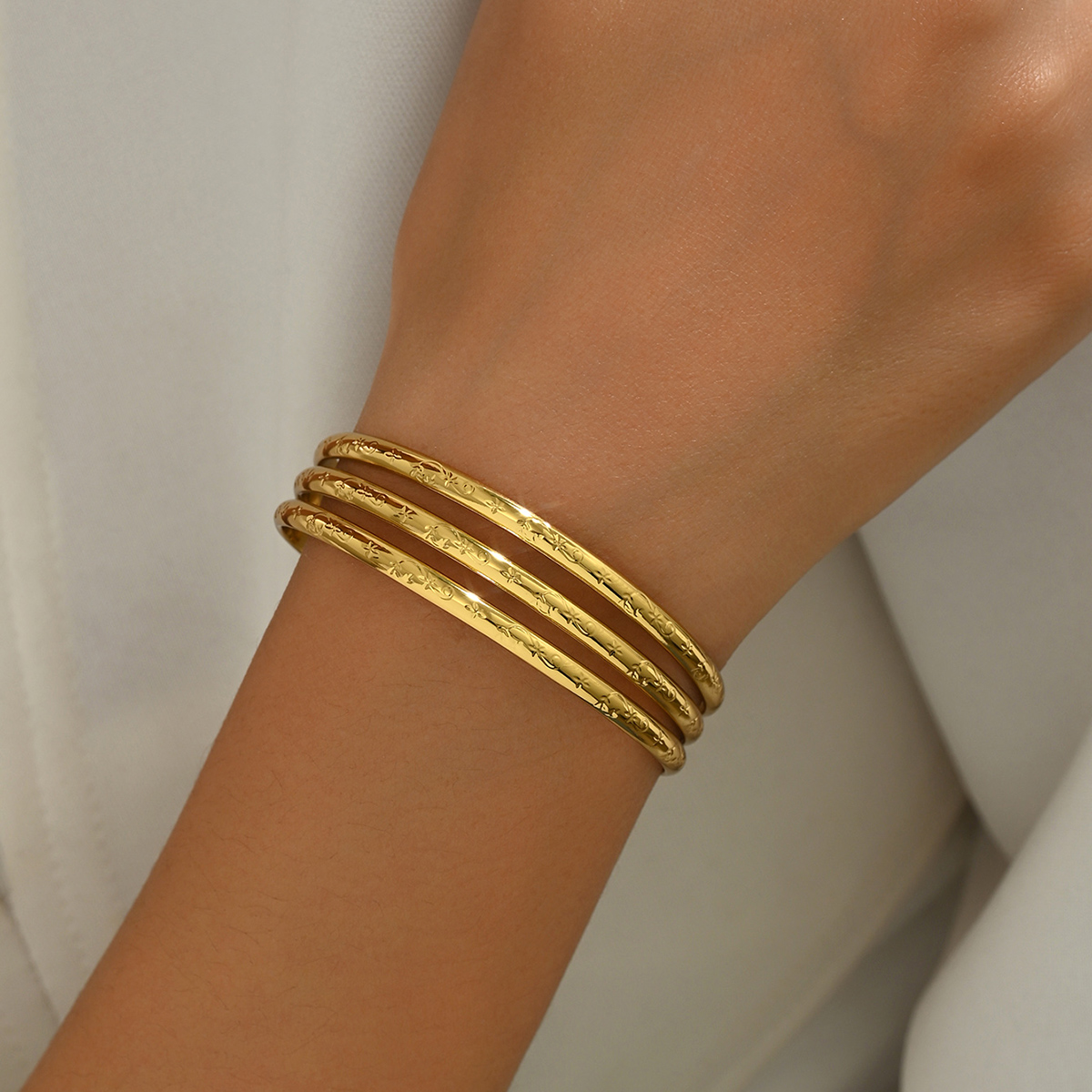 Elegant Simple Style Solid Color 201 Stainless Steel 18K Gold Plated Bangle In Bulk display picture 3