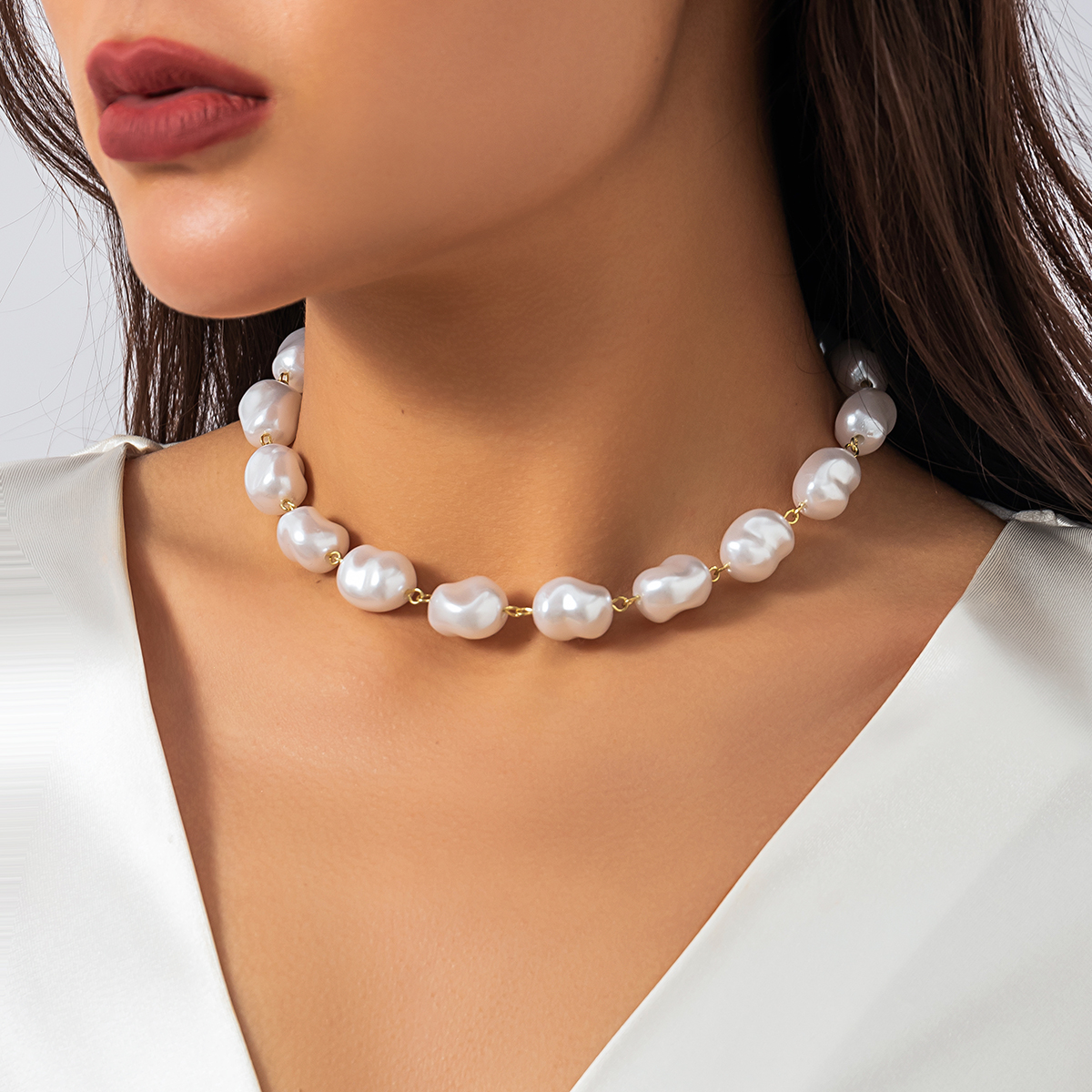 Vintage Style French Style Simple Style Irregular Imitation Pearl Alloy Asymmetrical Three-dimensional Women's Necklace display picture 2
