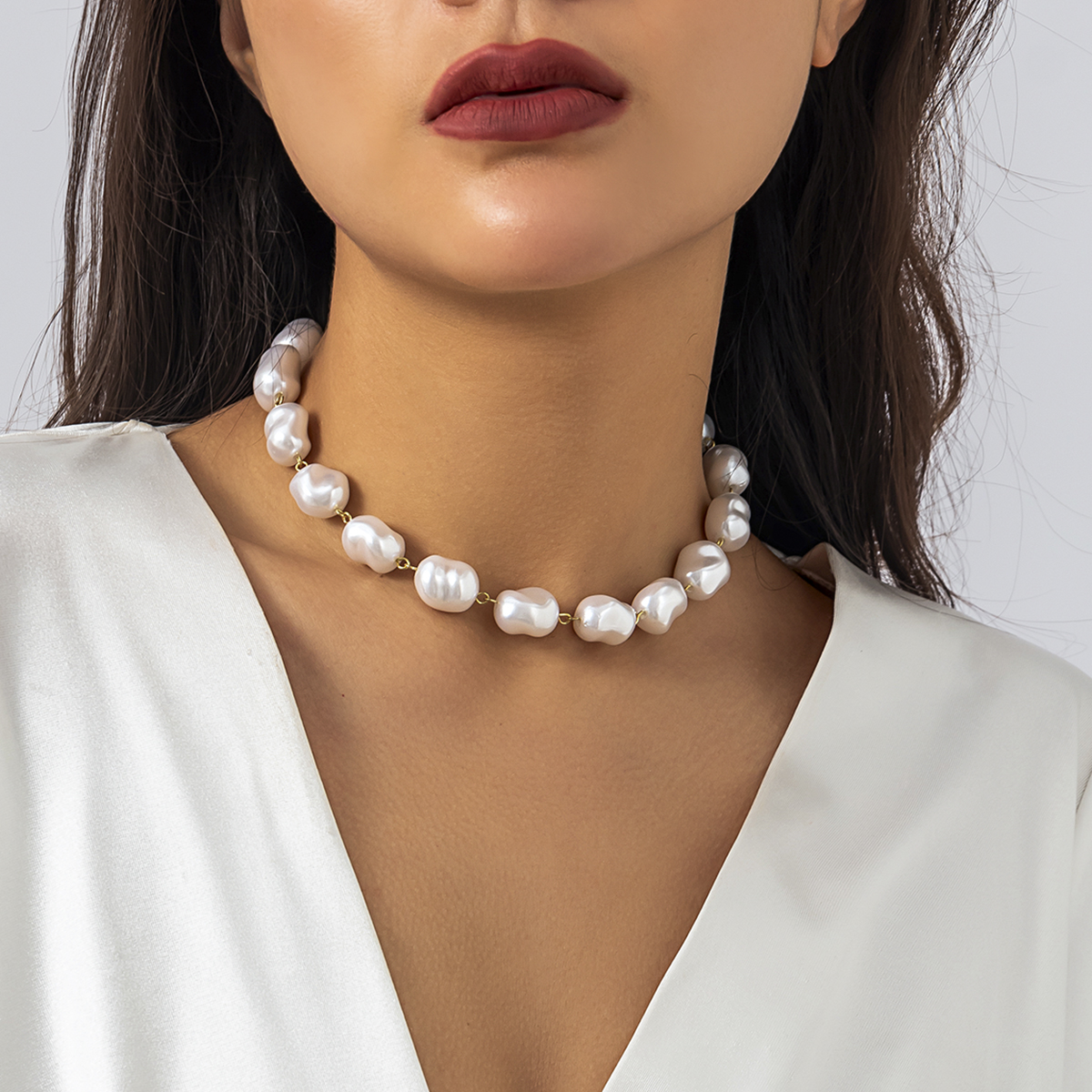 Vintage Style French Style Simple Style Irregular Imitation Pearl Alloy Asymmetrical Three-dimensional Women's Necklace display picture 6