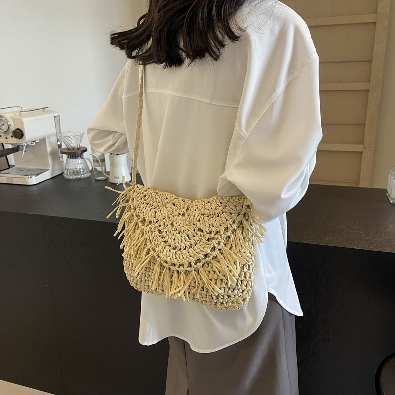 Women's Straw Solid Color Classic Style Weave Sewing Thread Flip Cover Crossbody Bag display picture 5