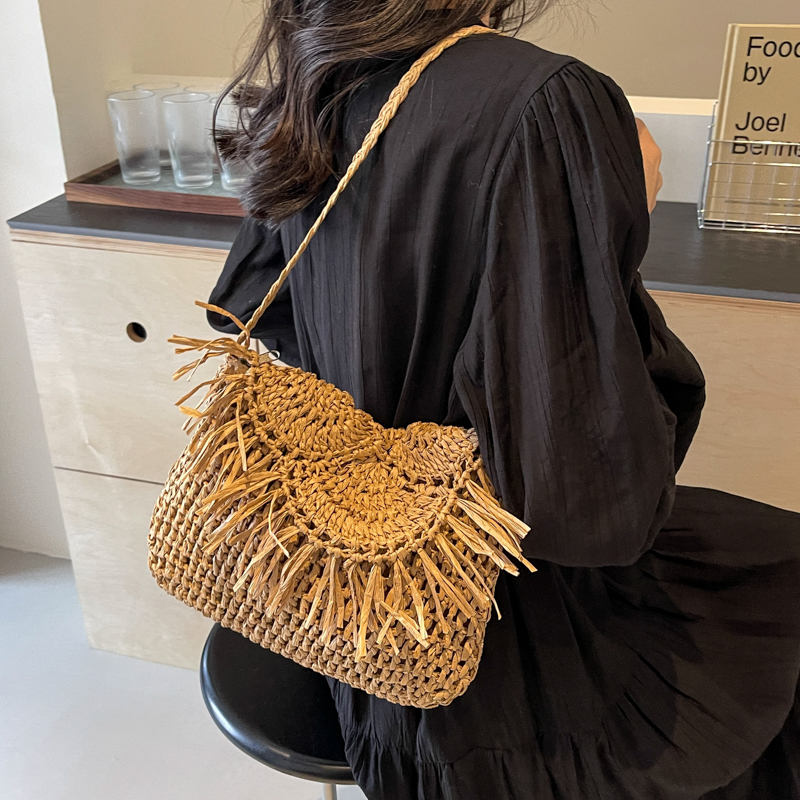 Women's Straw Solid Color Classic Style Weave Sewing Thread Flip Cover Crossbody Bag display picture 15