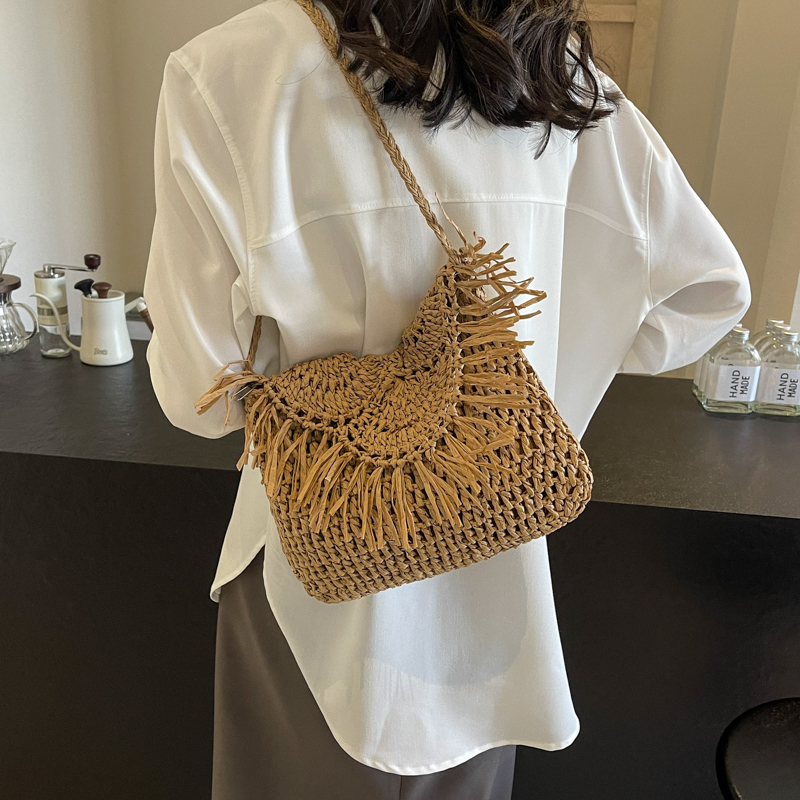 Women's Straw Solid Color Classic Style Weave Sewing Thread Flip Cover Crossbody Bag display picture 12