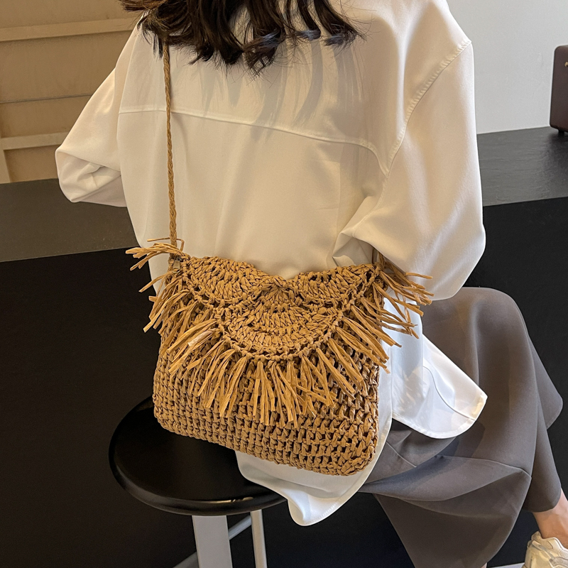 Women's Straw Solid Color Classic Style Weave Sewing Thread Flip Cover Crossbody Bag display picture 10