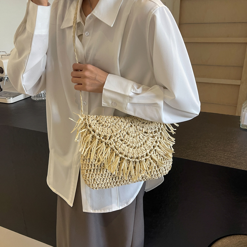Women's Straw Solid Color Classic Style Weave Sewing Thread Flip Cover Crossbody Bag display picture 9