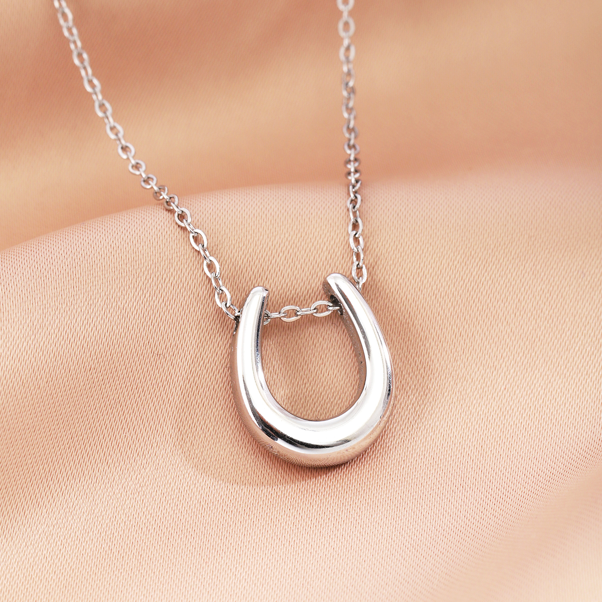 Stainless Steel Simple Style Classic Style U Shape Plating Pendant Necklace display picture 5