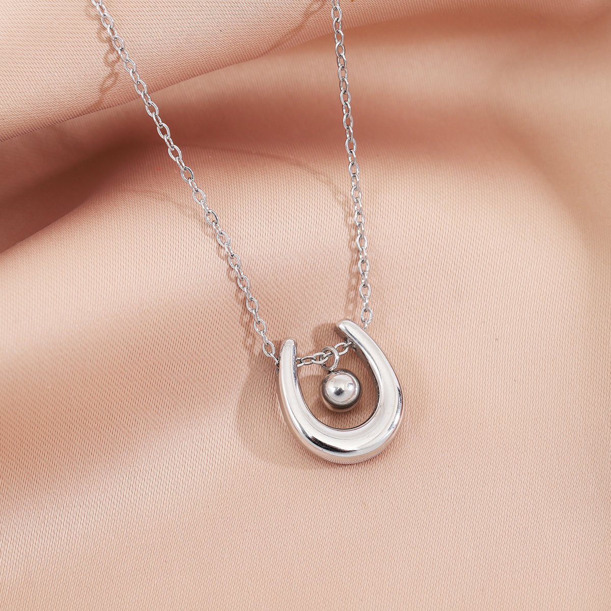 Stainless Steel Simple Style Classic Style U Shape Plating Pendant Necklace display picture 3