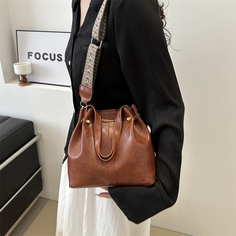 Women's Pu Leather Solid Color Classic Style String Shoulder Bag display picture 1