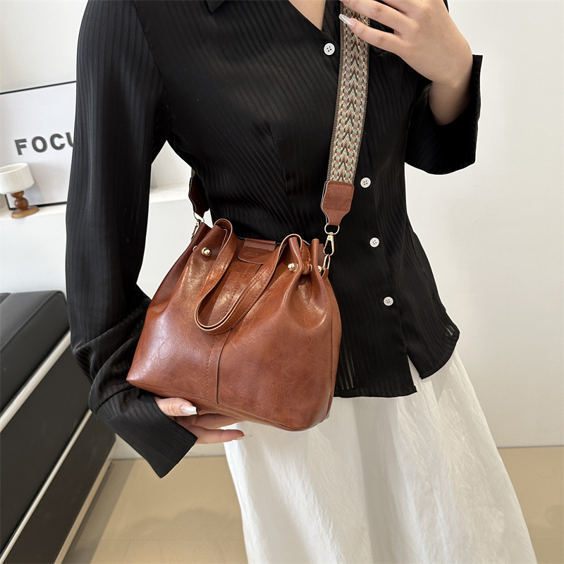 Women's Pu Leather Solid Color Classic Style String Shoulder Bag display picture 8