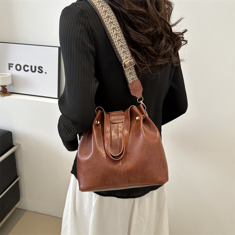 Women's Pu Leather Solid Color Classic Style String Shoulder Bag display picture 9