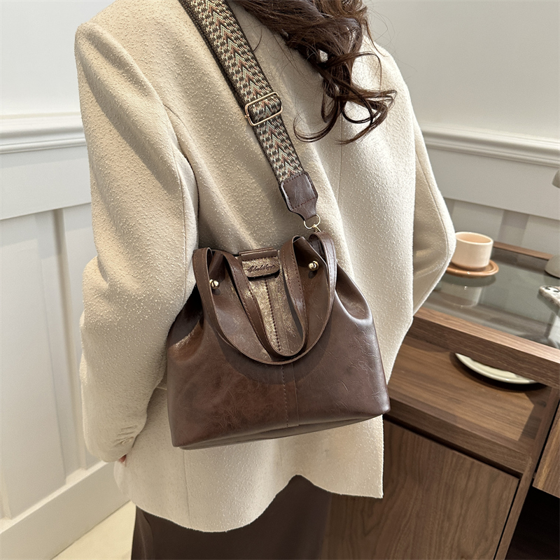 Women's Pu Leather Solid Color Classic Style String Shoulder Bag display picture 6