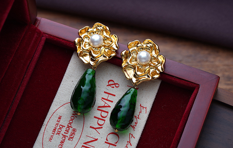 1 Pair Elegant Vintage Style French Style Flower Inlay Alloy Glass Pearl 18K Gold Plated Drop Earrings display picture 1