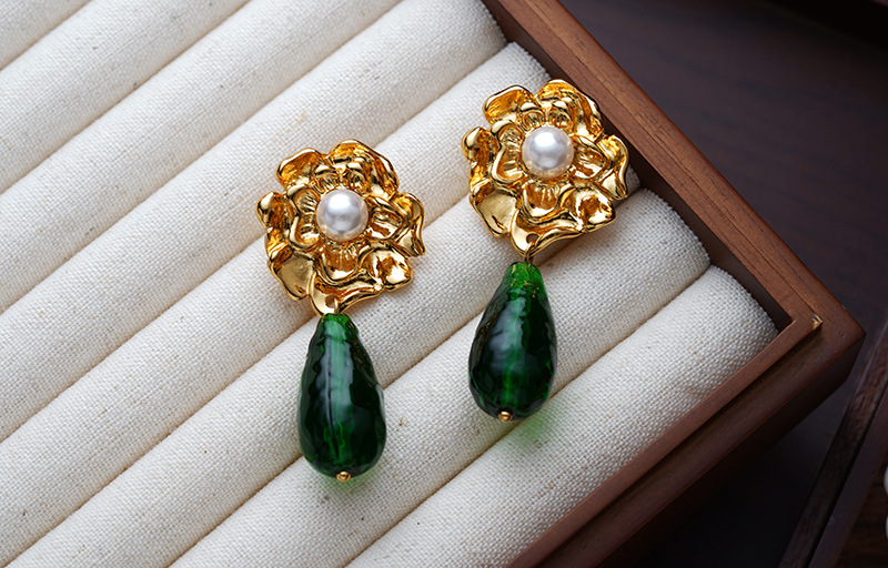 1 Pair Elegant Vintage Style French Style Flower Inlay Alloy Glass Pearl 18K Gold Plated Drop Earrings display picture 2
