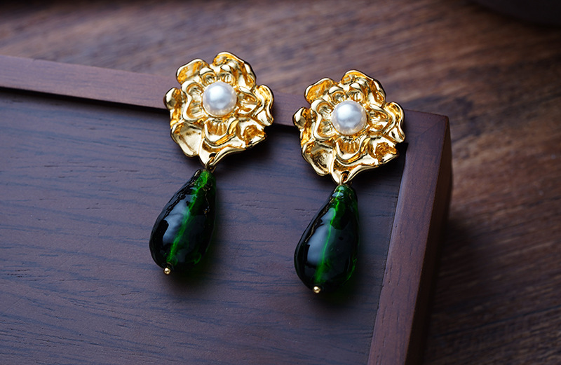 1 Pair Elegant Vintage Style French Style Flower Inlay Alloy Glass Pearl 18K Gold Plated Drop Earrings display picture 4