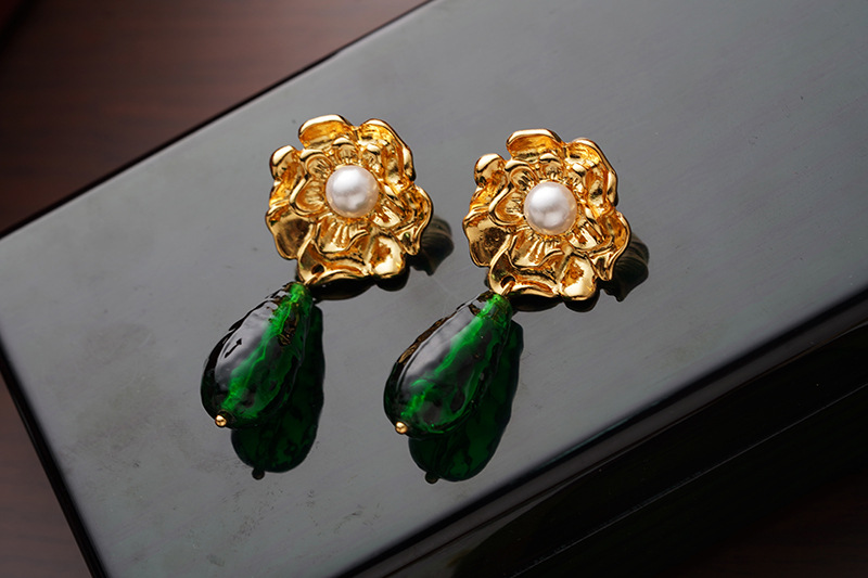 1 Pair Elegant Vintage Style French Style Flower Inlay Alloy Glass Pearl 18K Gold Plated Drop Earrings display picture 3