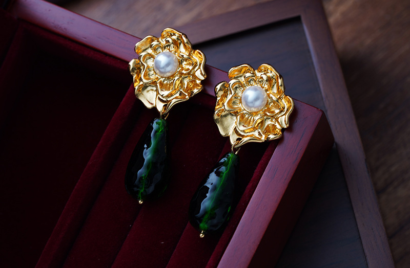 1 Pair Elegant Vintage Style French Style Flower Inlay Alloy Glass Pearl 18K Gold Plated Drop Earrings display picture 5