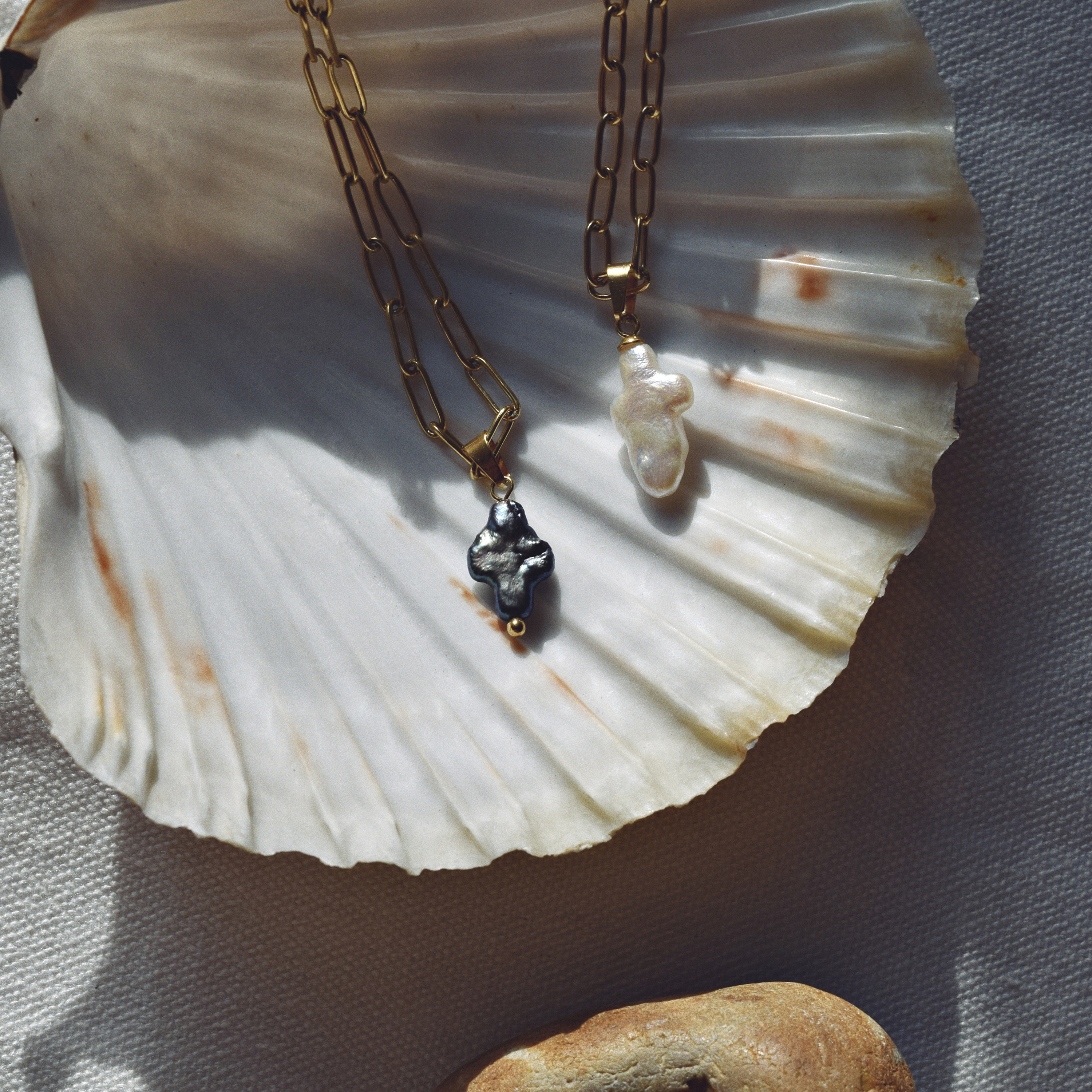 Retro Römischer Stil Kreuzen Süßwasserperle Titan Stahl Vergoldet Halskette Mit Anhänger In Masse display picture 1