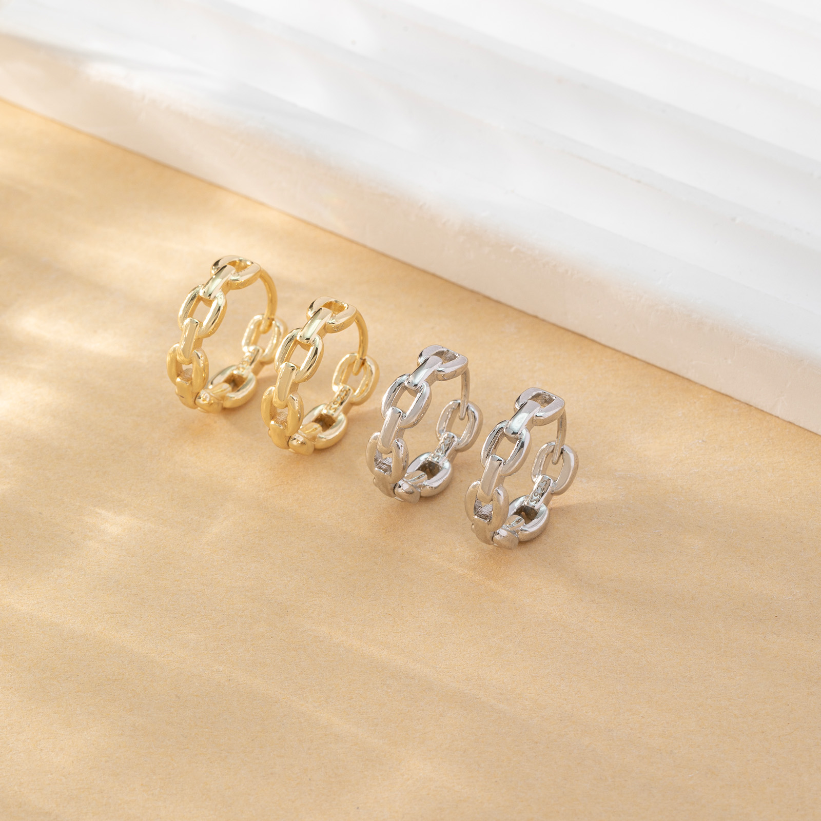 1 Paar Elegant Die Kette Handgemacht Überzug Metall Kupfer Weißgold Plattiert Vergoldet Reif Ohrringe display picture 3