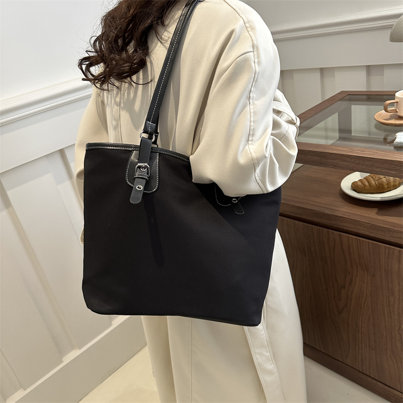 Women's Nylon Solid Color Vintage Style Zipper Shoulder Bag display picture 3