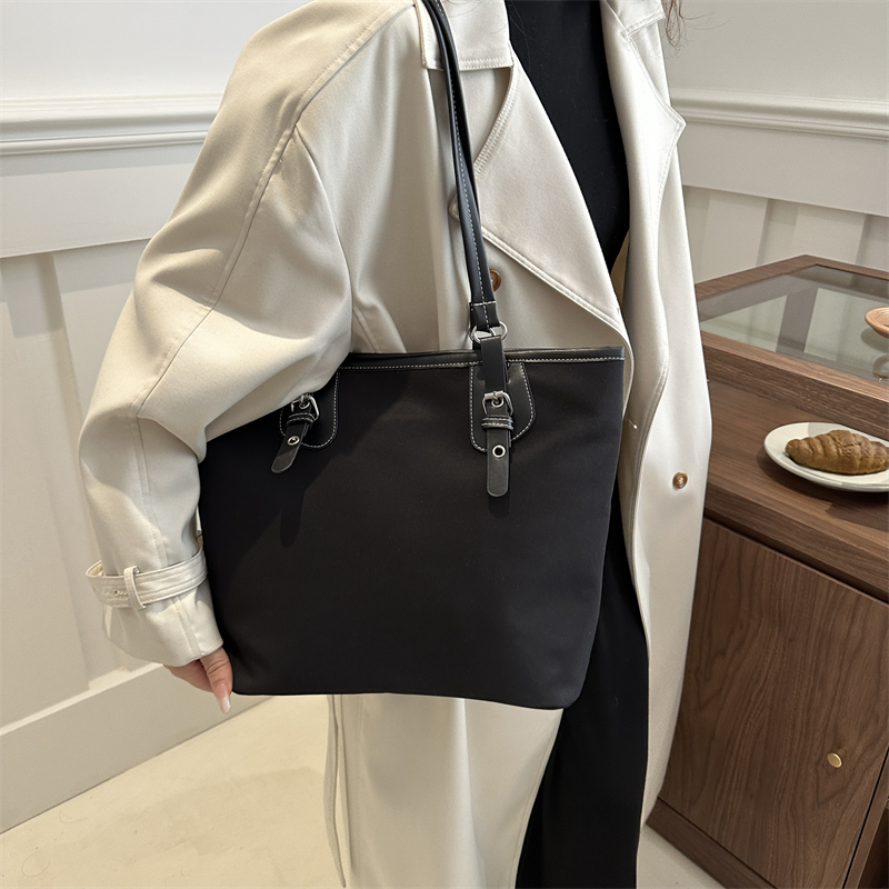 Women's Nylon Solid Color Vintage Style Zipper Shoulder Bag display picture 1