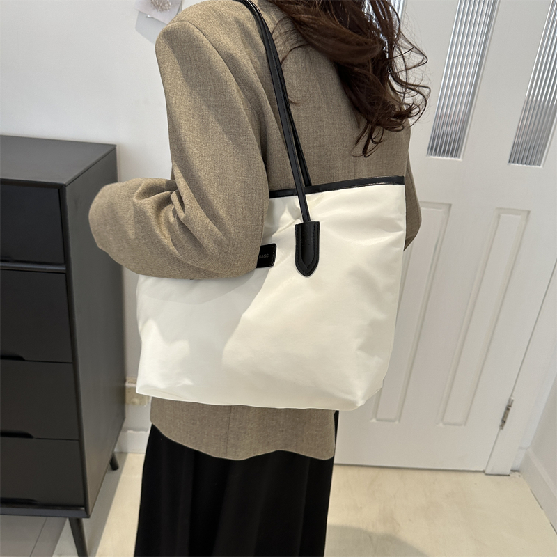 Women's Nylon Solid Color Classic Style Zipper Underarm Bag display picture 7