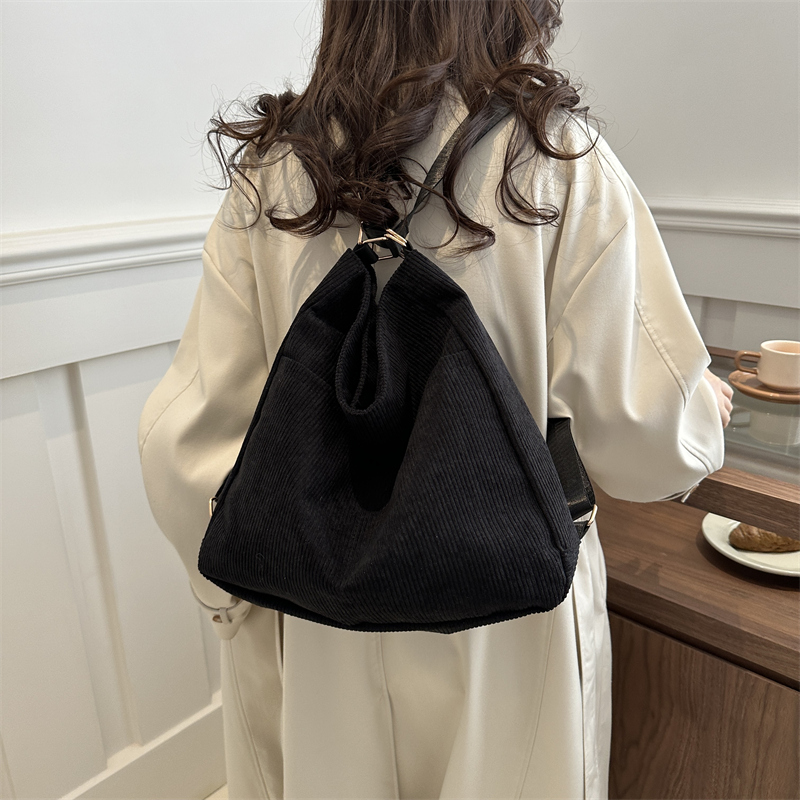 Women's Corduroy Solid Color Vintage Style Zipper Shoulder Bag display picture 4