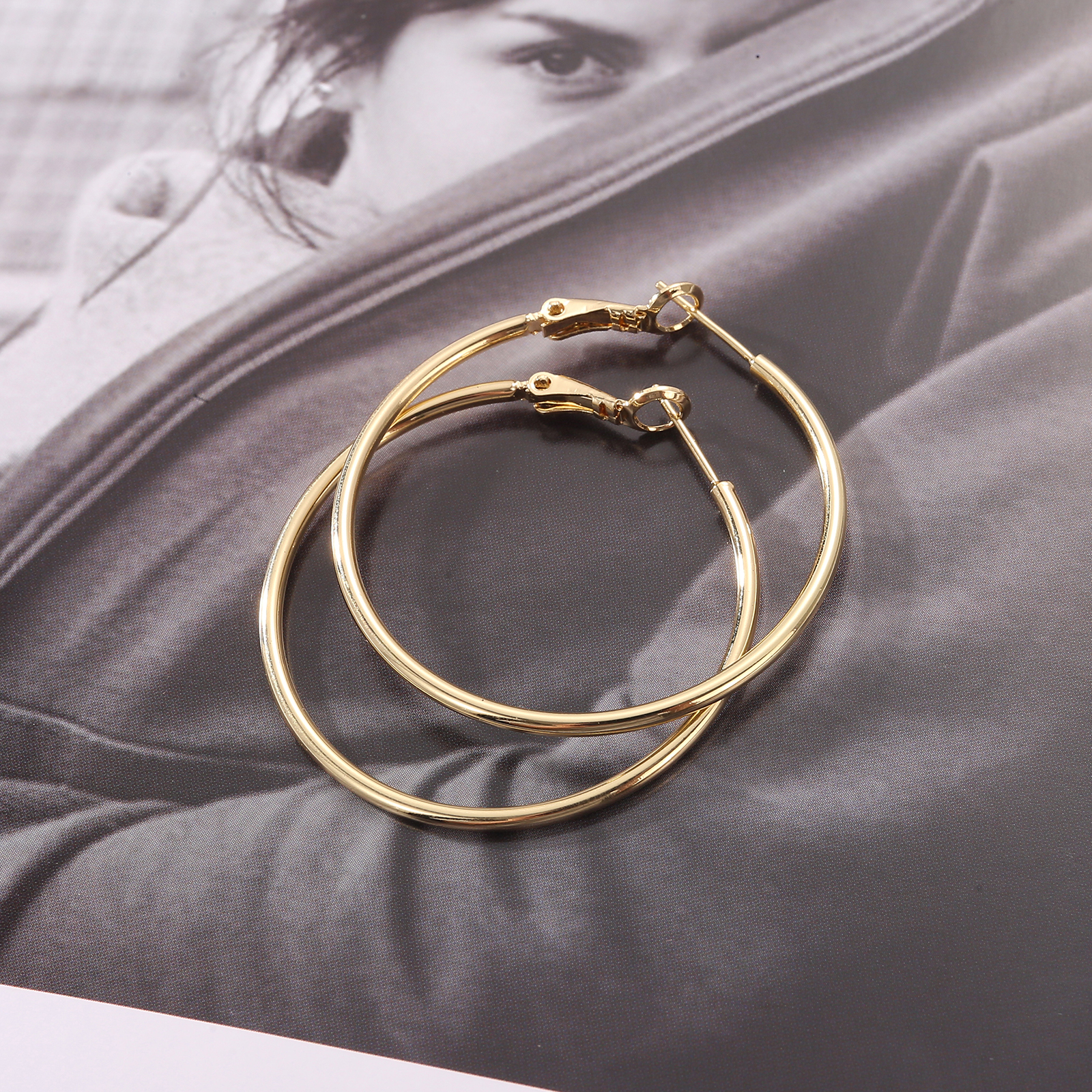 1 Paar Elegant Runden Handgemacht Metall Kupfer Vergoldet Reif Ohrringe display picture 5