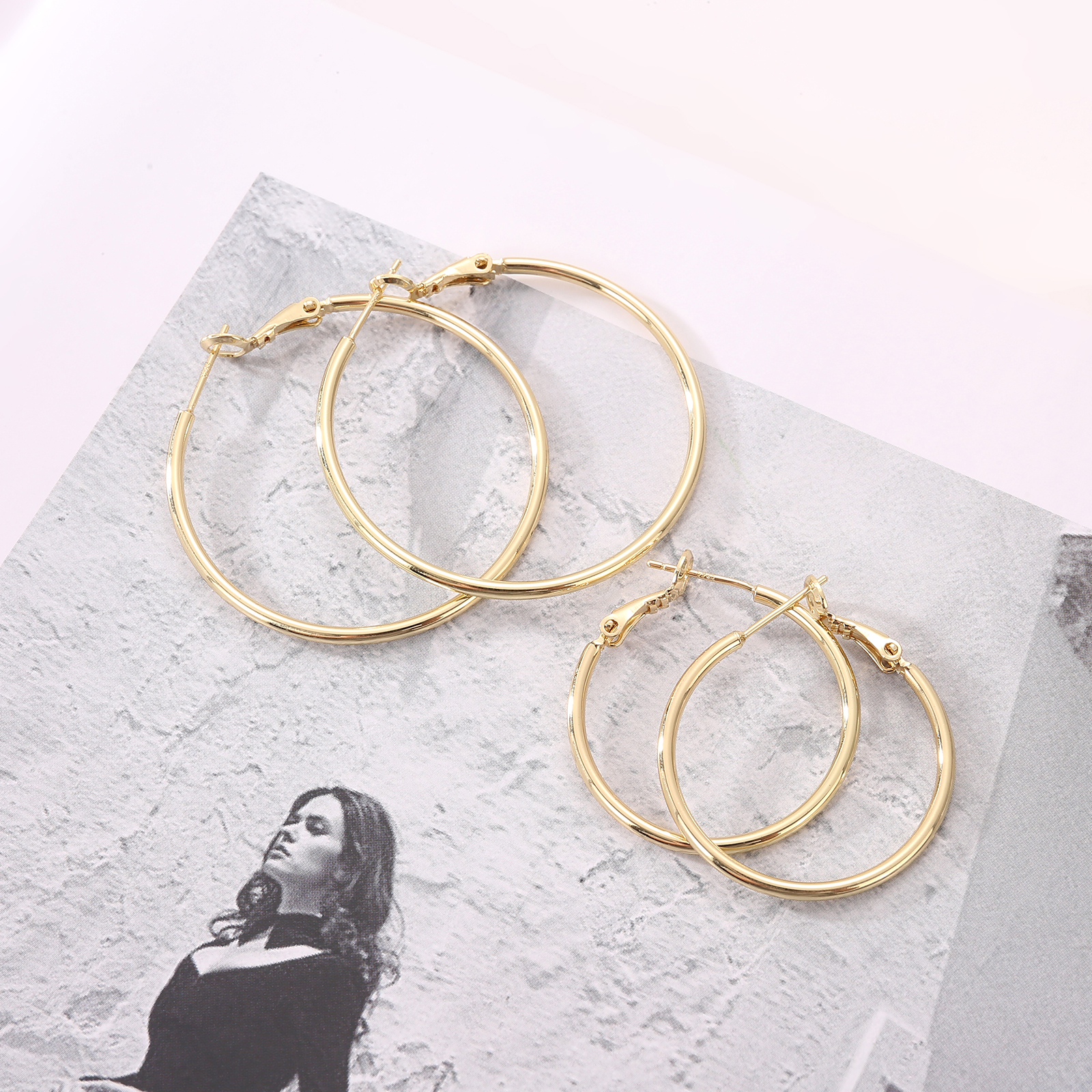 1 Paar Elegant Runden Handgemacht Metall Kupfer Vergoldet Reif Ohrringe display picture 3