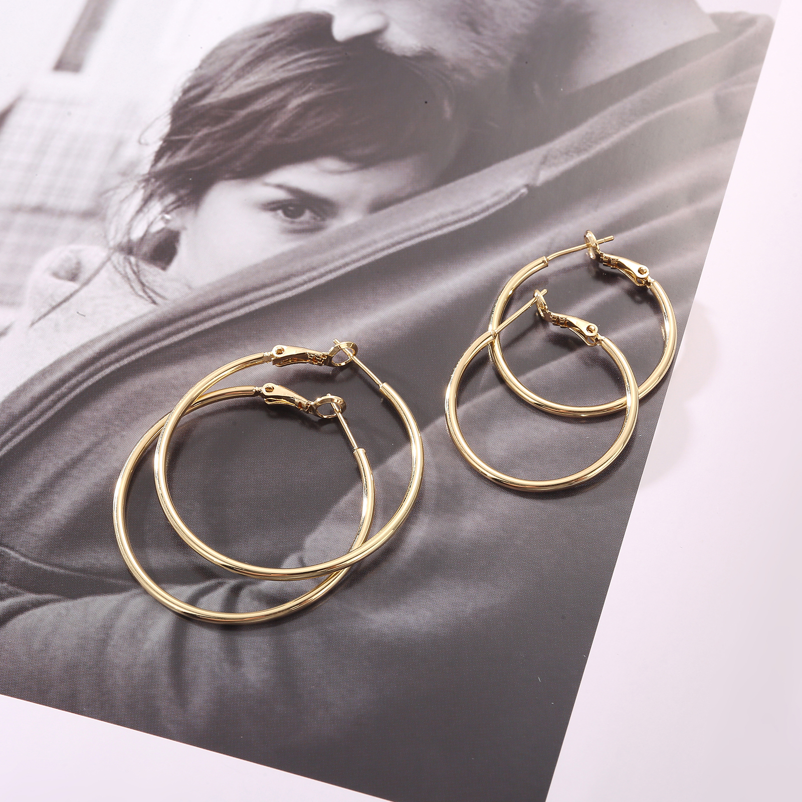 1 Paar Elegant Runden Handgemacht Metall Kupfer Vergoldet Reif Ohrringe display picture 4