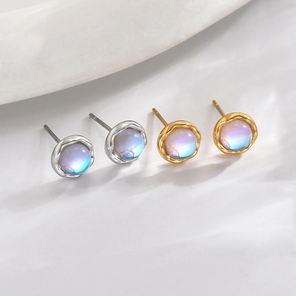1 Pair IG Style Elegant Simple Style Round Inlay 304 Stainless Steel Moonstone 14K Gold Plated Ear Studs display picture 1