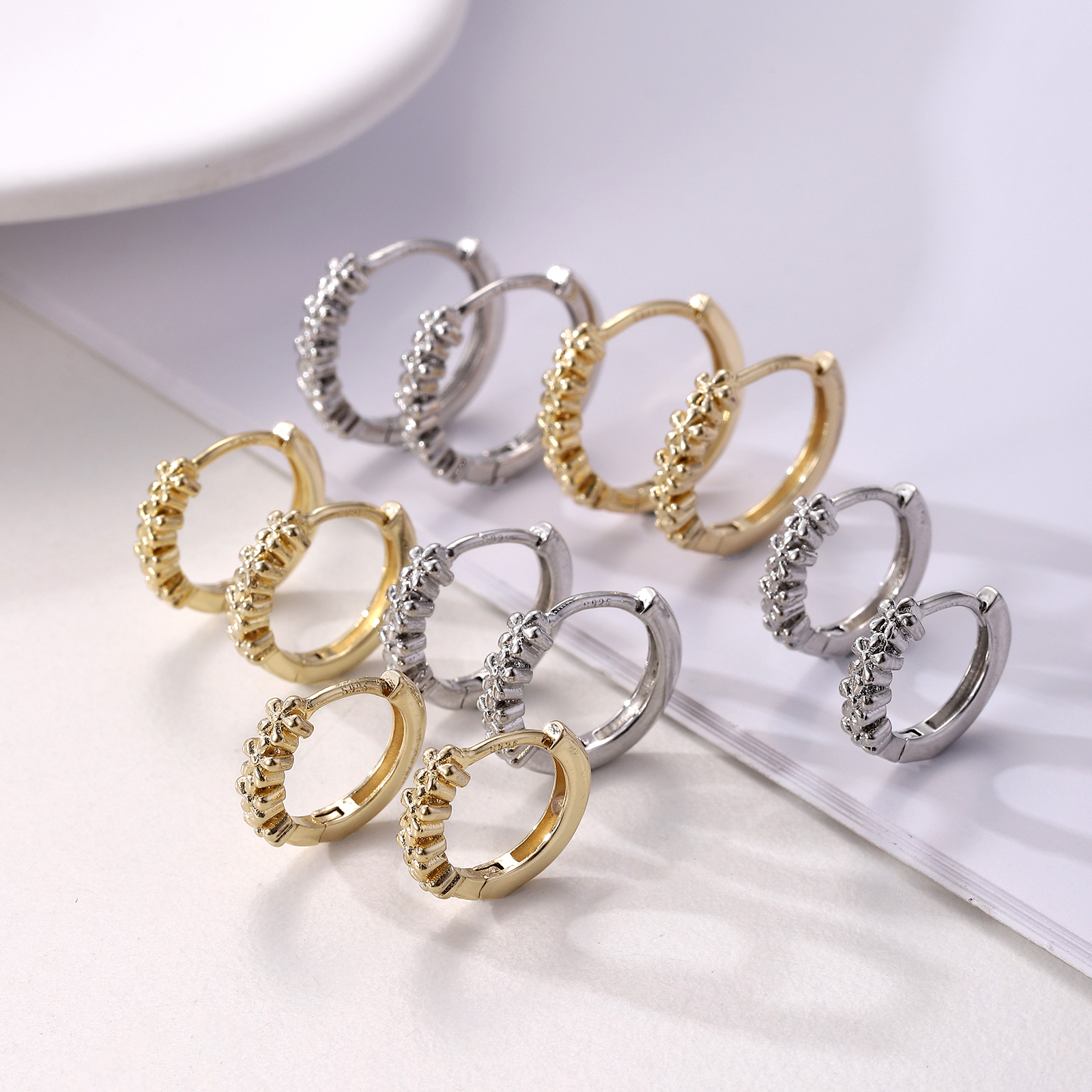1 Pair Elegant Simple Style Flower Copper K Gold Plated White Gold Plated Hoop Earrings display picture 4