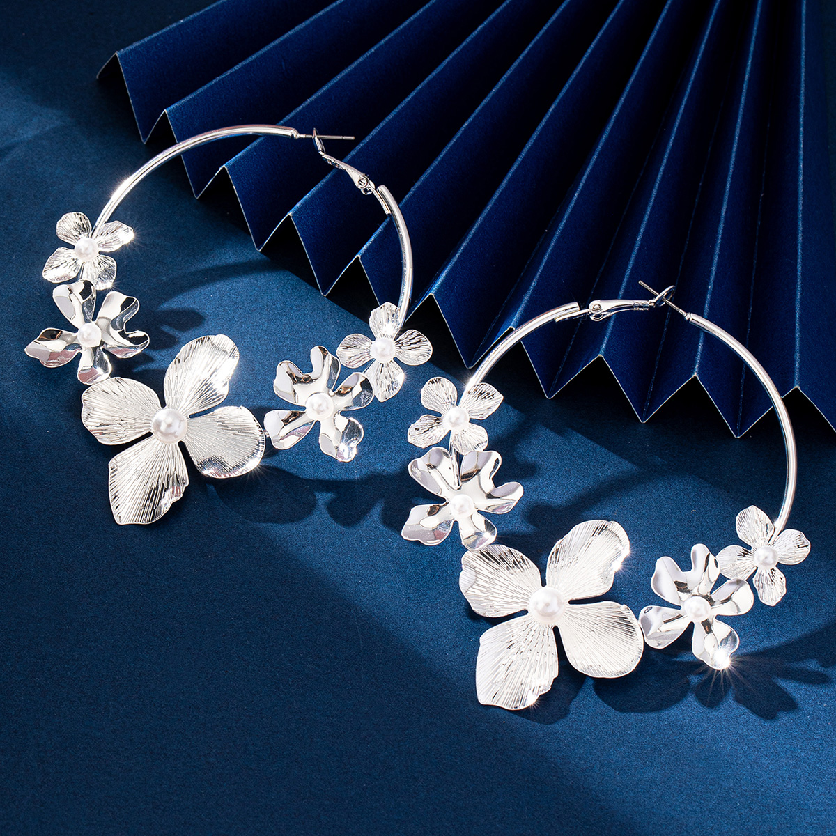 1 Pair Exaggerated Flower Ferroalloy Hoop Earrings display picture 8