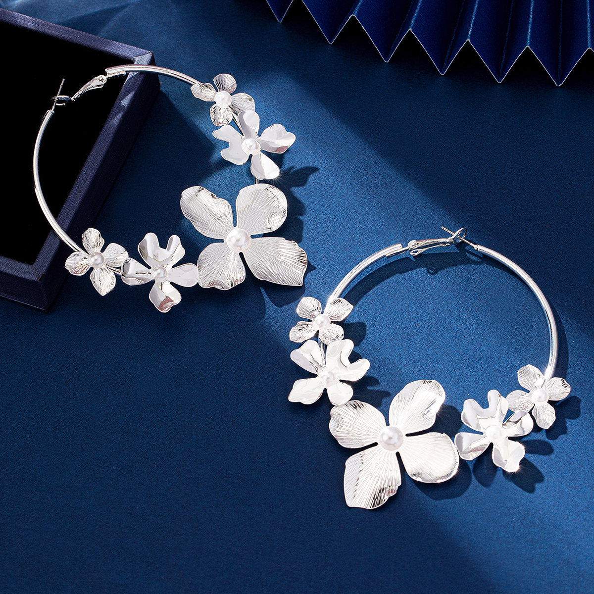 1 Pair Exaggerated Flower Ferroalloy Hoop Earrings display picture 10