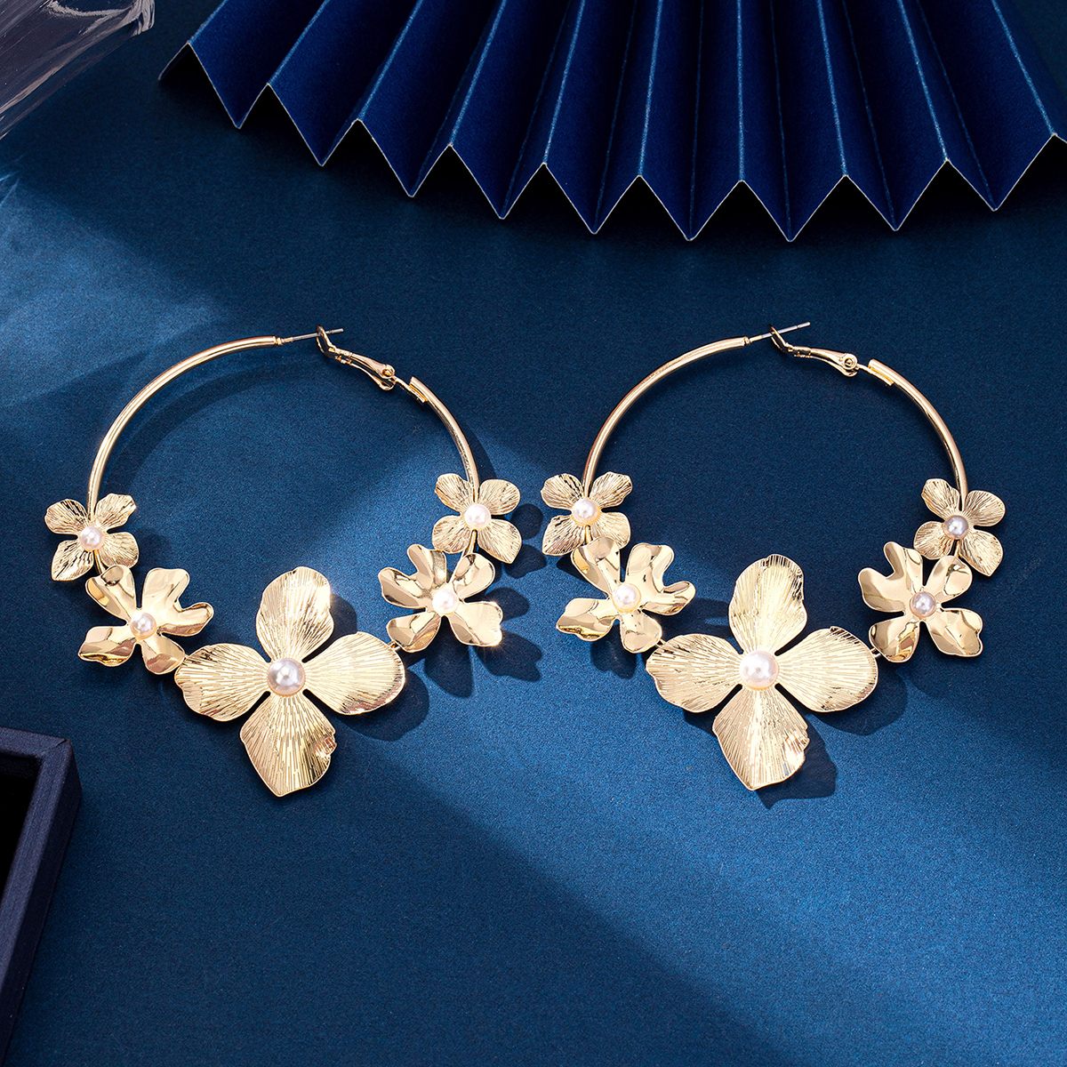 1 Pair Exaggerated Flower Ferroalloy Hoop Earrings display picture 6