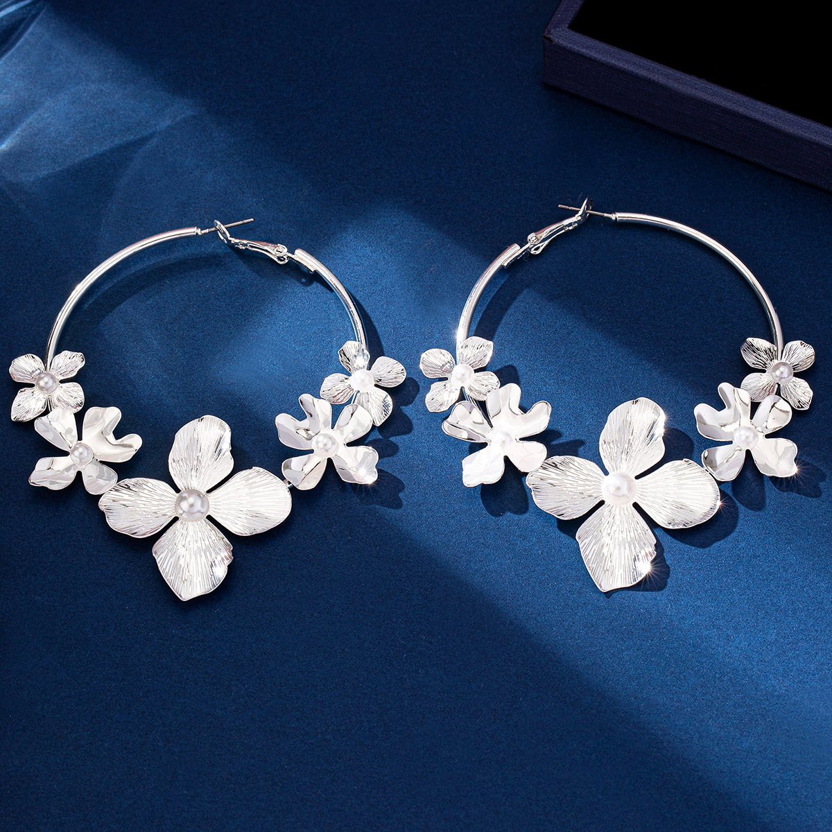 1 Pair Exaggerated Flower Ferroalloy Hoop Earrings display picture 11